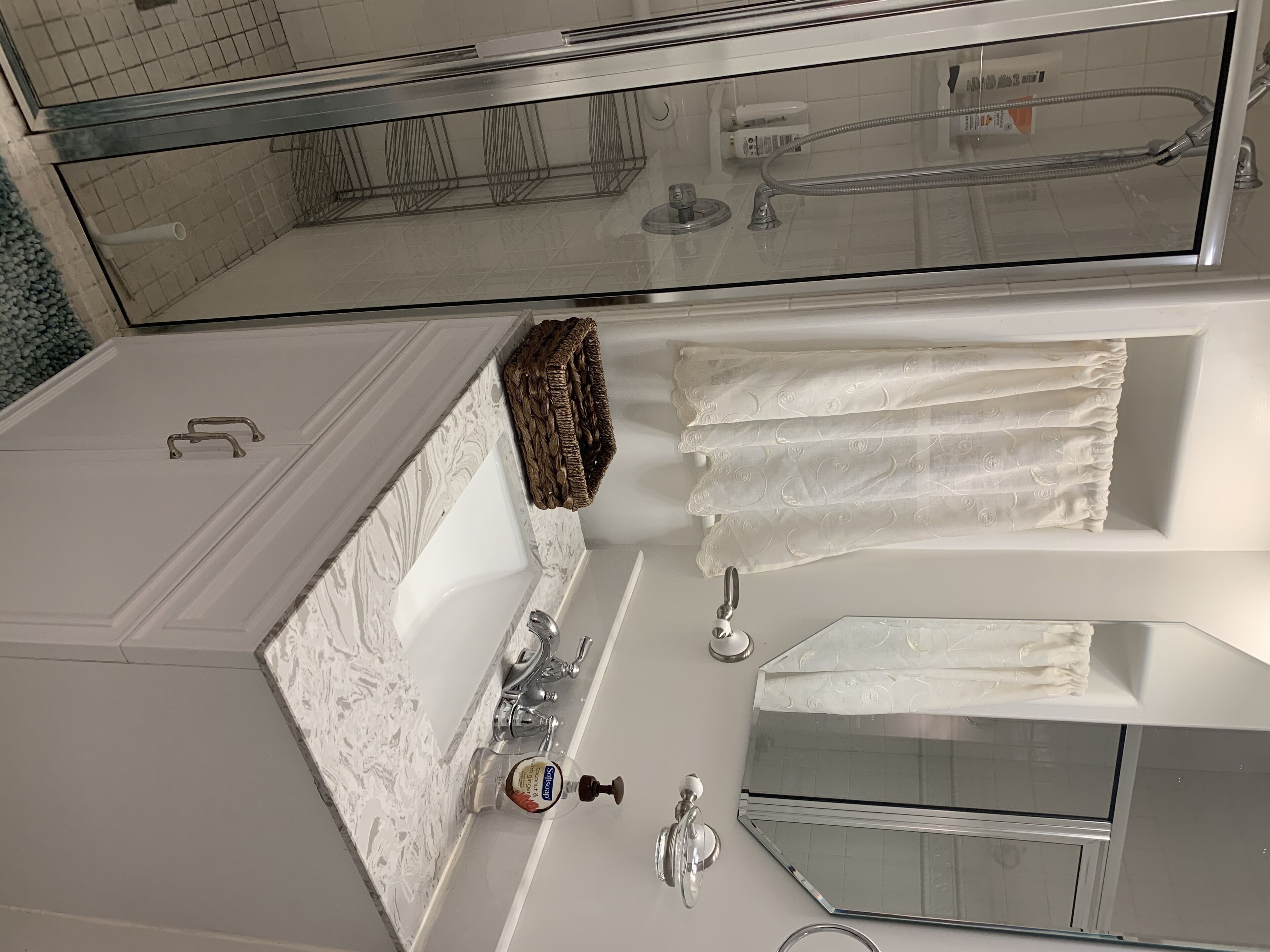 Douche, sèche-cheveux, serviettes fournies, savon