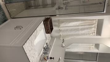Douche, sèche-cheveux, serviettes fournies, savon