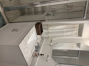 Chuveiro, secador de cabelo, toalhas de banho, sabonete