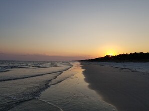 En la playa y camastros