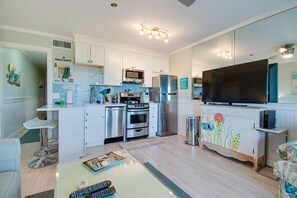 Réfrigérateur, four à micro-ondes, un four, surface de cuisson