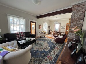 Smart TV, books, stereo, offices
