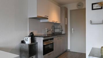 Réfrigérateur, four, batterie de cuisine, vaisselle et ustensiles