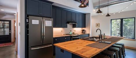 Frigorífico, microondas, horno y placa de cocina