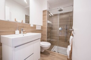 Douche, sèche-cheveux, serviettes fournies