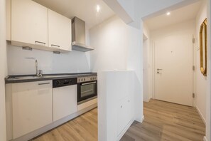 Frigorifero, forno, piano cottura, lavastoviglie
