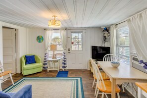 TV - Walk to Pier: Coastal Gem w/ Views in Myrtle Beach (Myrtle Beach)