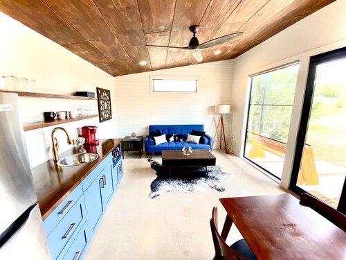 Cozy & Cute Modern Tiny house close to wineries, wedding venues, and outdoor fun
