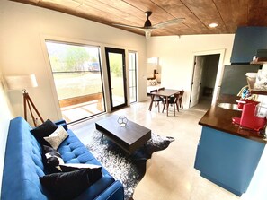 Smart TV - Cozy & Cute Modern Tiny house close to wineries, wedding venues, and outdoor fun (Dripping Springs)
