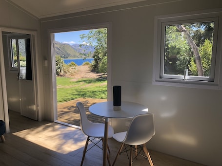 お食事. Lake Hawea Lakefront Cabin