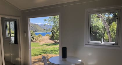 Lake Hawea Lakefront Cabin