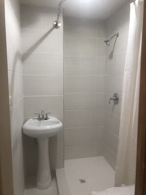 Secador de pelo, toallas, jabón, shampoo