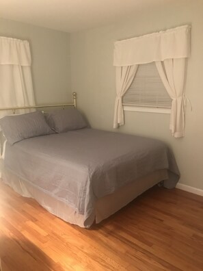 4 bedrooms, desk, iron/ironing board, travel crib