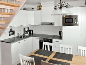 Een koelkast, een magnetron, een vaatwasser, een kinderstoel