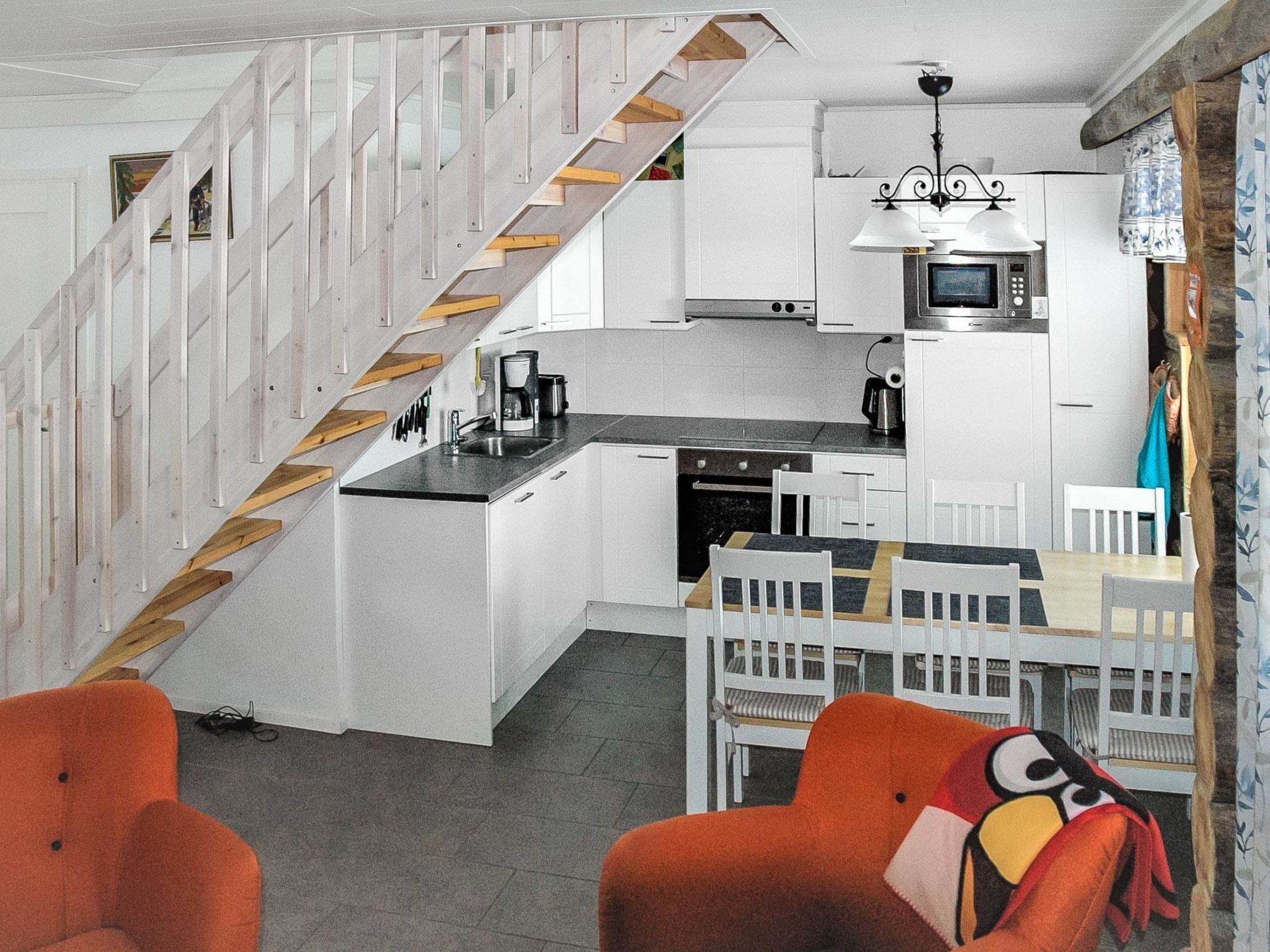 Réfrigérateur, micro-ondes, lave-vaisselle, chaise haute