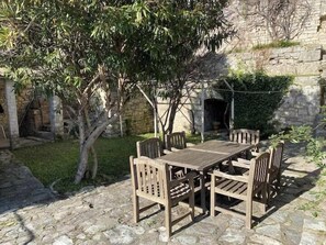 Outdoor dining - The clock at the heart of the medieval city (Vézénobres)