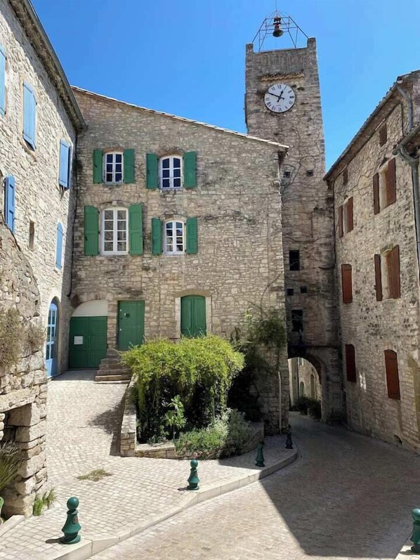 Exterior - The clock at the heart of the medieval city (Vézénobres)