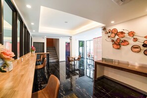 Coin salon dans le hall