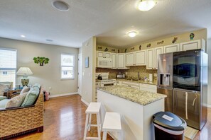 雪櫃、微波爐、焗爐、爐具