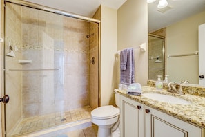 Combined shower/tub, hair dryer, towels