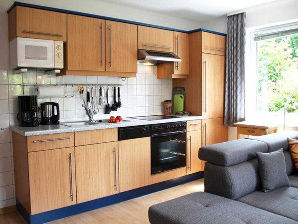 Kühlschrank, Mikrowelle, Ofen, Geschirrspüler
