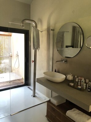 Combined shower/bathtub, towels