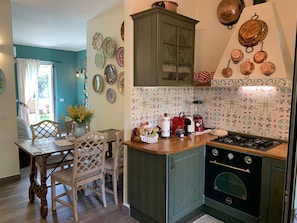 Réfrigérateur, four à micro-ondes, un four, surface de cuisson