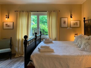 4 makuuhuonetta, työpöytä, silitysrauta/-lauta, ilmainen Wi-Fi