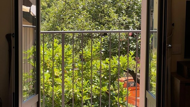 A balcony with a view of a lake and mountains. - Villa La Bolvedrina: private garden with BBQ, 100 meters from the Lake. (Tremezzina)