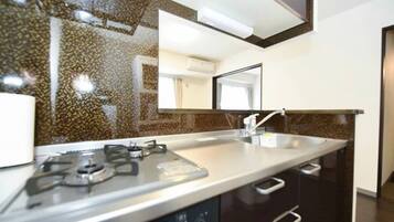 Fridge, microwave, stovetop, cookware/dishes/utensils