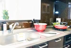 Geladeira, micro-ondas, cooktop, talheres/pratos/utensílios de cozinha