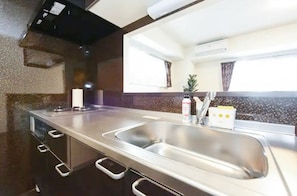 Kühlschrank, Mikrowelle, Herdplatte, Kochgeschirr/Geschirr/Besteck