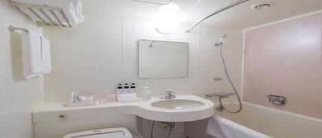 Ilmaiset hygieniatuotteet, hiustenkuivaaja, tohvelit, pyyhkeet