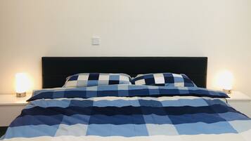 1 Schlafzimmer, Schreibtisch, schallisolierte Zimmer