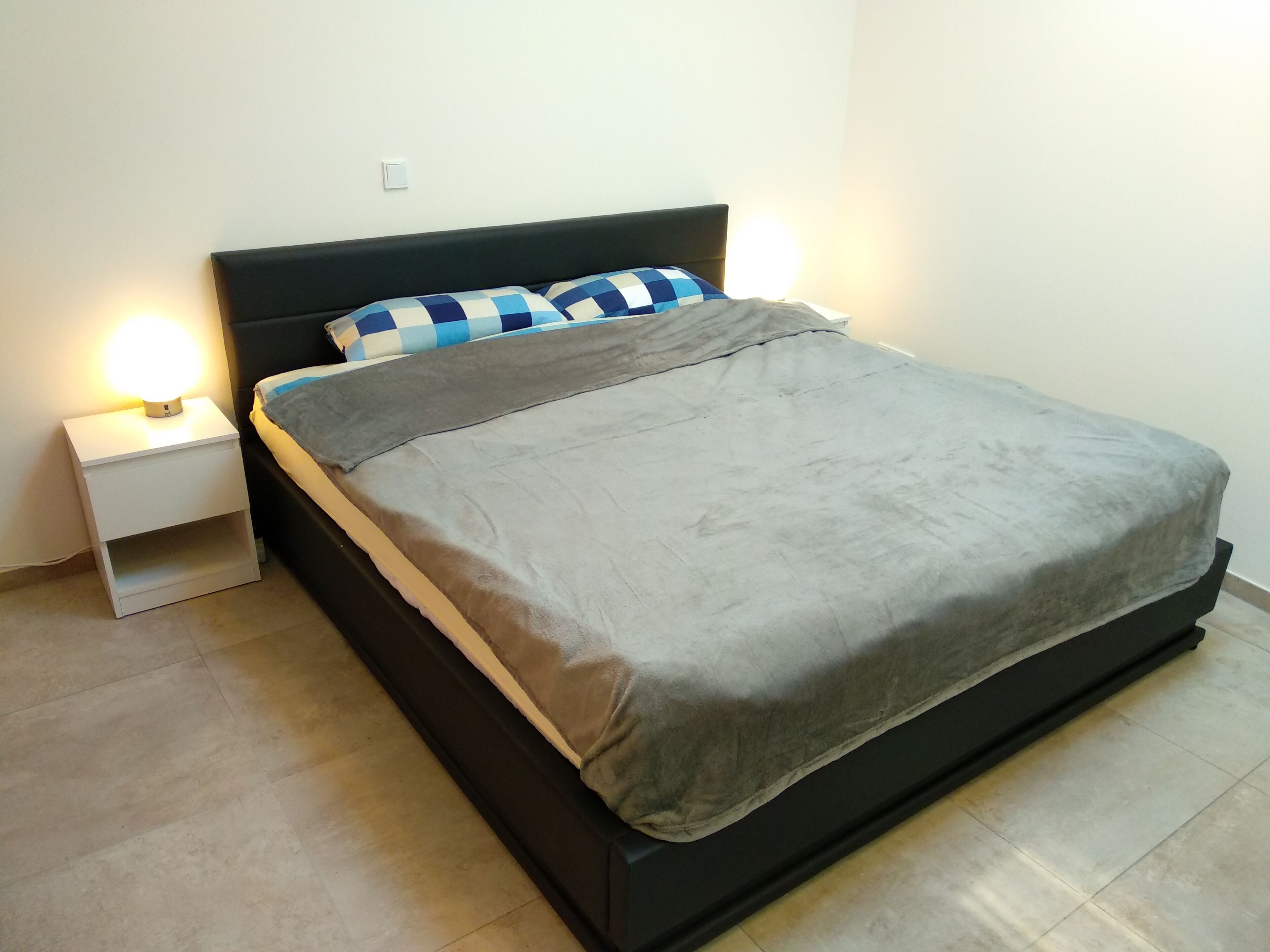 1 Schlafzimmer, Schreibtisch, schallisolierte Zimmer