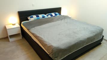 1 Schlafzimmer, Schreibtisch, schallisolierte Zimmer