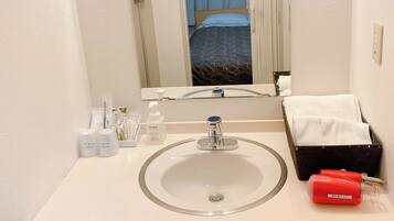 バスアメニティ (無料)、ヘアドライヤー、タオル