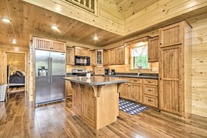 Fridge, microwave, stovetop, dishwasher - Lake View & Hot Tub: Wrightsville Cabin! (Wrightsville)