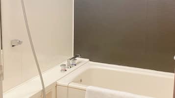 Perlengkapan mandi gratis, pengering rambut,  dan handuk