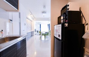 Kühlschrank, Mikrowelle, Herdplatte, Kochgeschirr/Geschirr/Besteck