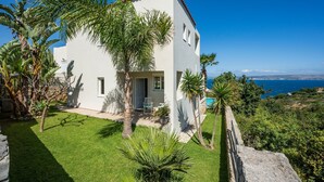 A white villa with a red-tiled roof, a small patio, and a view of the sea. - 300mt to Restaurants & Supermarkets *1km to Beach*Gym (Plaka)