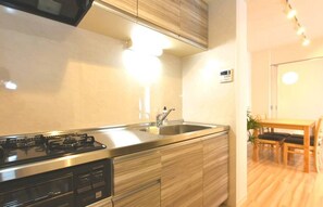 Fridge, microwave, stovetop, cookware/dishes/utensils - 162210 mins by car to Susukinofree parking spot - GLASS Yamahana EAST Room 201 / Sapporo Hokkaidō (Sapporo)