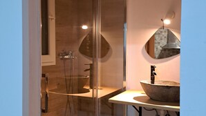 A modern bathroom with a glass-enclosed shower, a wooden vanity, and a unique sink design. - Casa Antique Barcelona&Barca (Hospitalet de Llobregat)