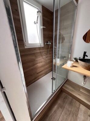 Shower, hair dryer, towels, soap - Casa Antique Barcelona&Barca (Hospitalet de Llobregat)