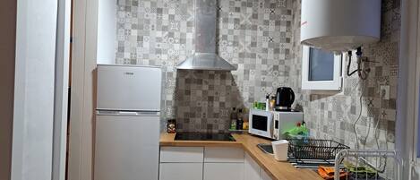 Réfrigérateur, micro-ondes, cafetière/bouilloire, bouilloire électrique