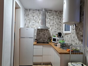 Een koelkast, een microgolfoven, een koffiezetapparaat/waterkoker