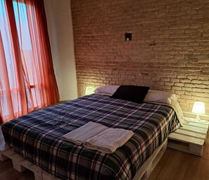 3 slaapkamers, een strijkplank/strijkijzer, gratis wifi, beddengoed