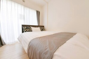 3 slaapkamers, een strijkplank/strijkijzer, gratis wifi, beddengoed