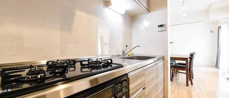 Fridge, microwave, stovetop, cookware/dishes/utensils