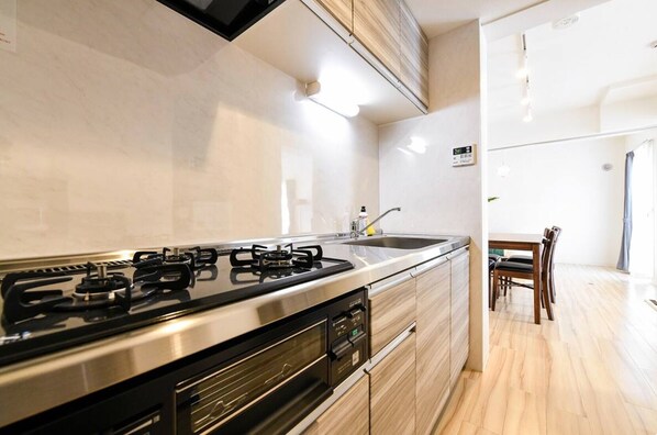 冰箱、微波炉、炉灶、厨具/餐具